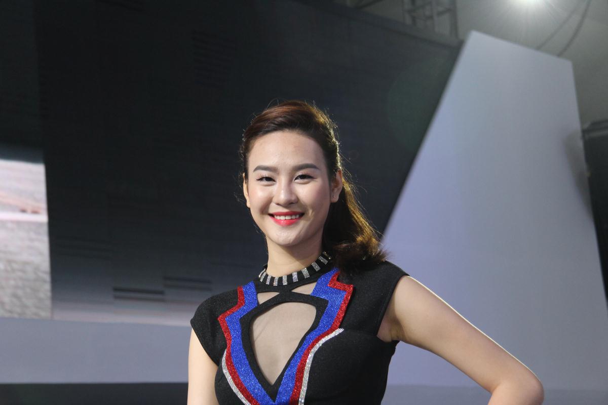 Người mẫu Việt khoe sắc tại Vietnam Motor Show 2015 46